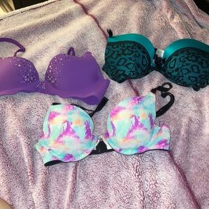 3 Victoria’s Secret bras